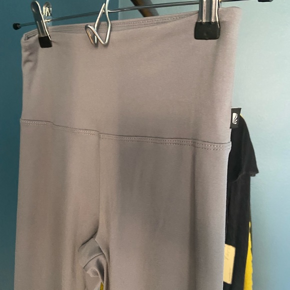 🛑SOLD Marika Gray High Rise Leggings Gold Foil Ombré Hem - Picture 10 of 11